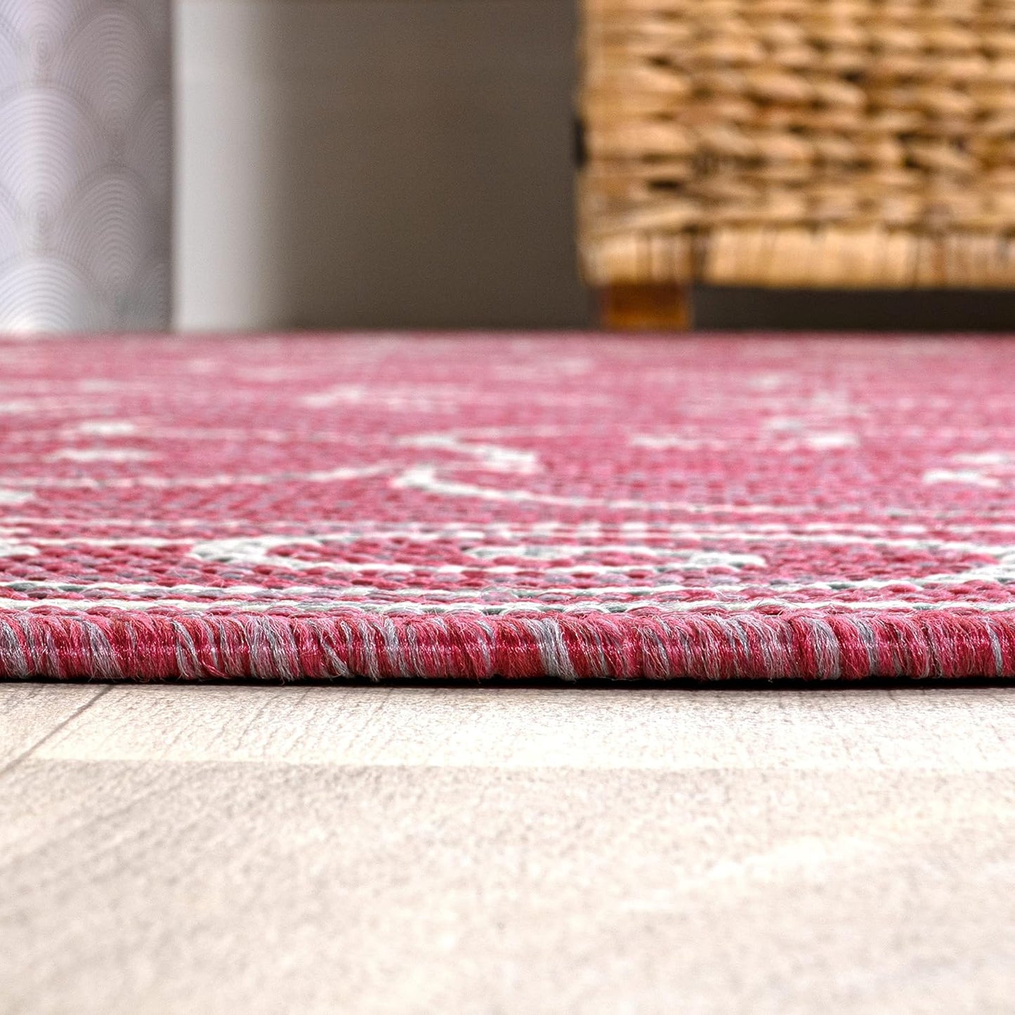 JONATHAN Y Vintage Filigree Indoor Outdoor Area Rug 4X6 Fuchsia/Light Gray, Charleston Textured Weave for Backyard, Patio, Porch, Easy-Cleaning, High Traffic, Pet-Friendly, Non-Shedding (SMB106J-4)