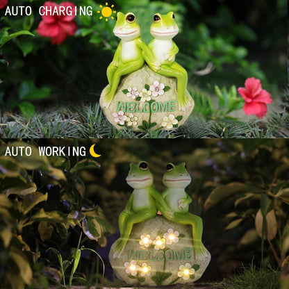 Solar Powered Frog Couple Statue with LED Lit Flowers Welcome Sign 7-Inch Tall Resin Garden Decor Romantic Ornament Gift for Porch Patio Housewarming Wedding Outdoor Decor