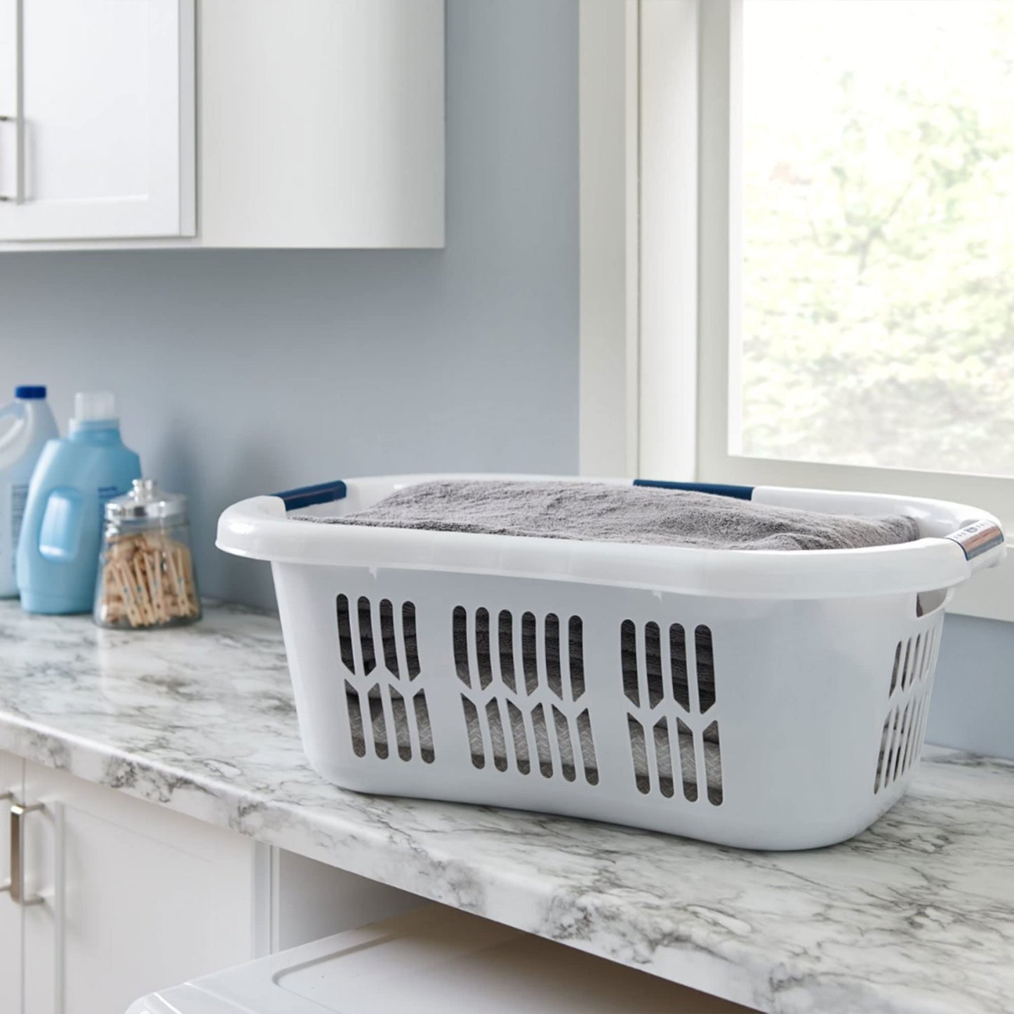 Rubbermaid Laundry Basket XL Hip-Hugger Basket 2.1-Bushel White Laundry