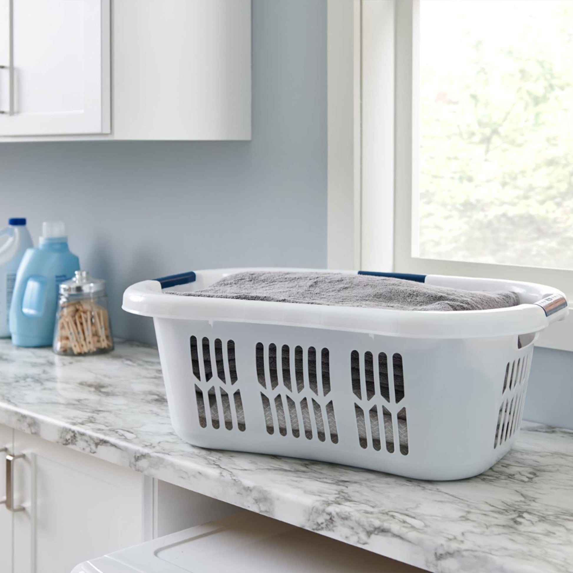 Rubbermaid Laundry Basket XL Hip-Hugger Basket 2.1-Bushel White Laundry