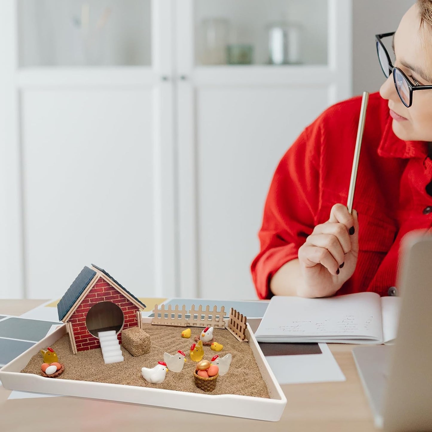 Threeheng Chicken Zen Garden Kit - Sand Tray Therapy Kit with Miniature Chicken Coop, Hen Figurines, and Accessories - Desk Sand Box for Meditation and Stress Relief - Fun Gift