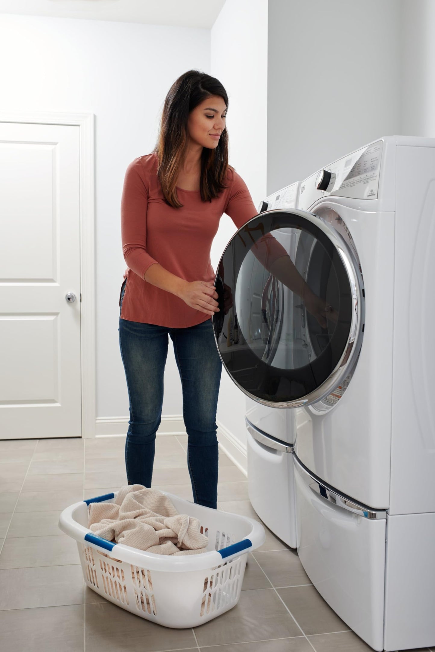 Rubbermaid Large Hip-Hugger Laundry Basket/Hamper, 1.5-Bushel, White, Stackable Storage