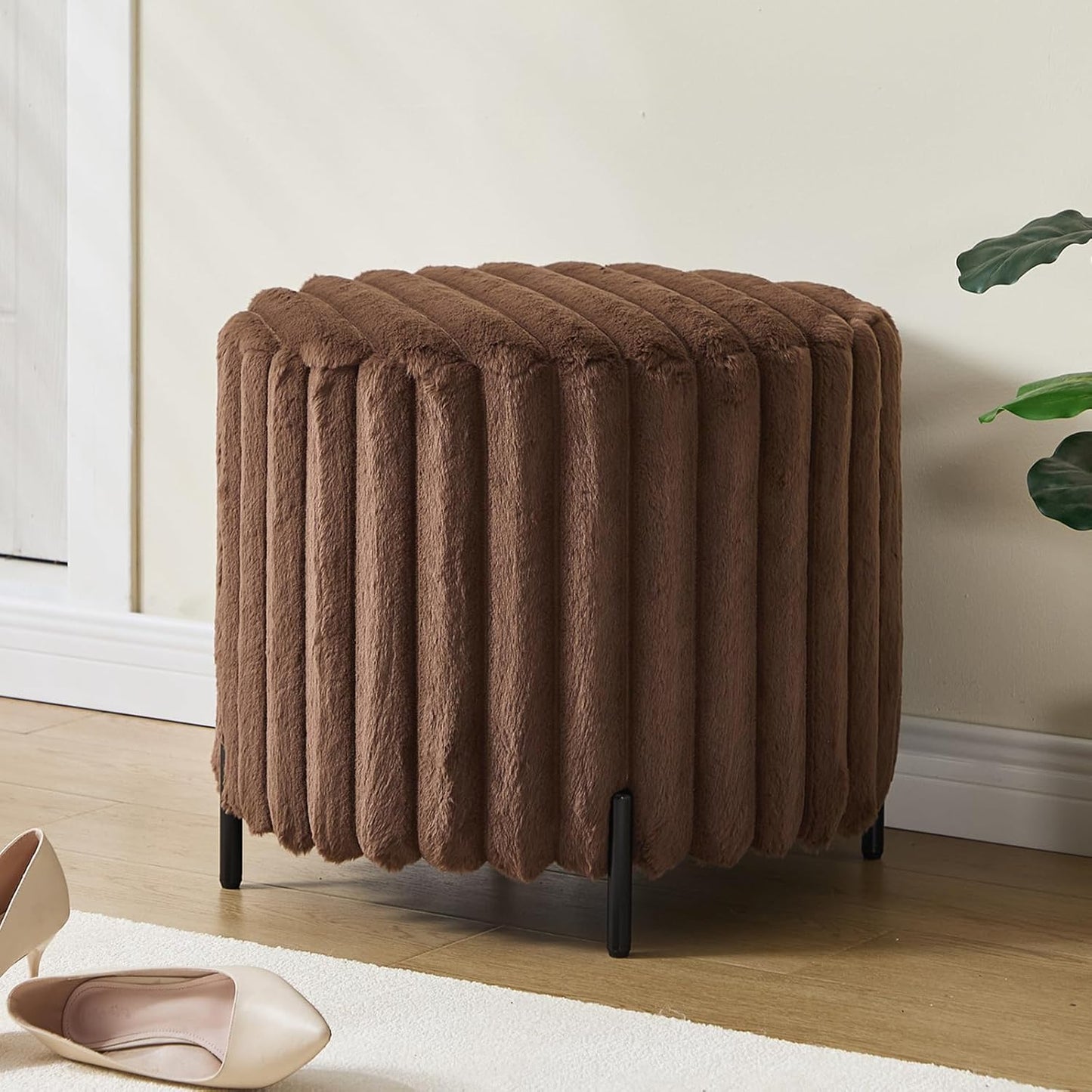 Furniliving Modern Round Ottoman, Large Size Bedroom Ottoman Footstool Round Ottomans Stool for Living Room, Bedroom, Makeup Room, Brown, Faux Fur