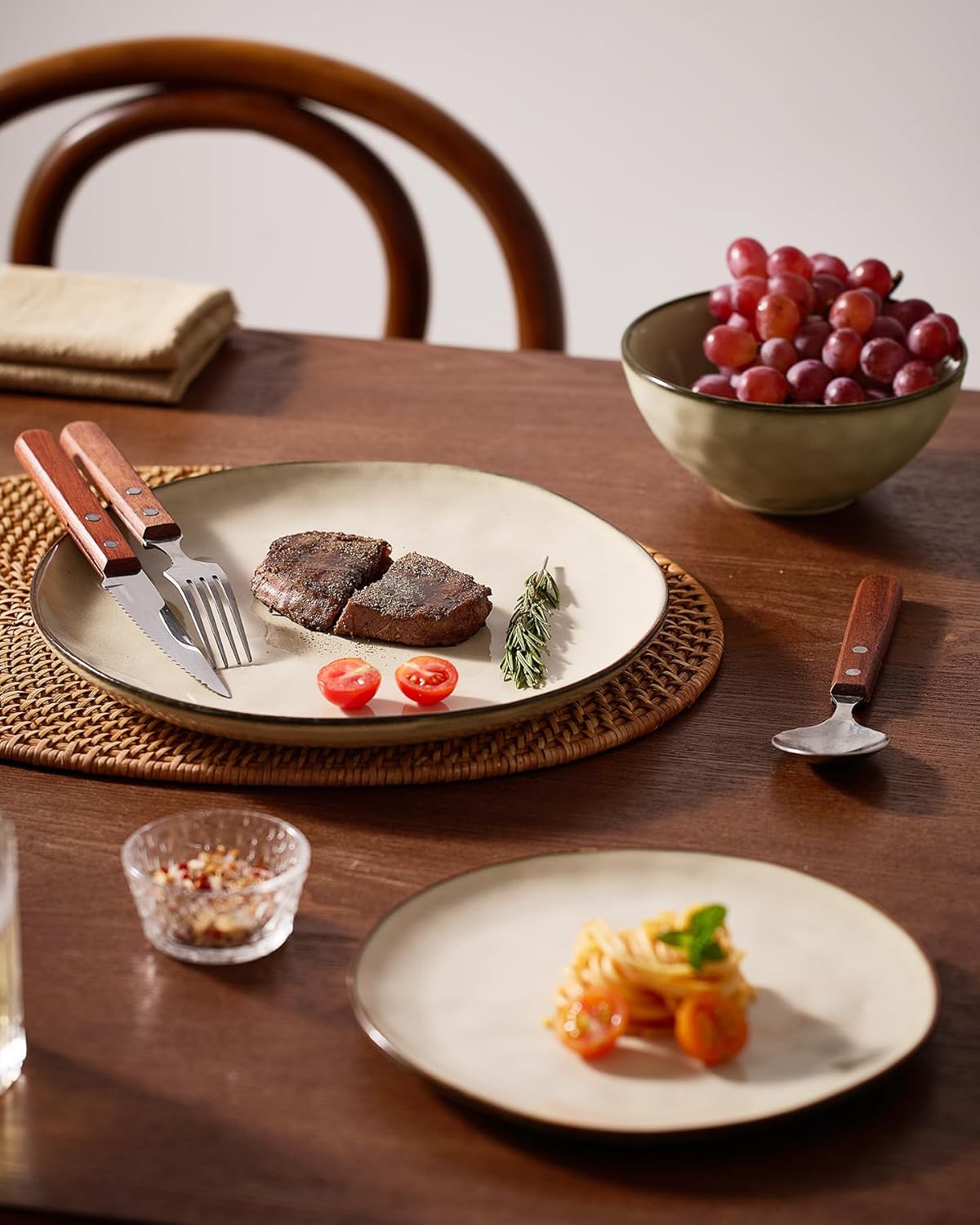 Famiware Dinnerware Sets for 8, Ocean Round 24-Piece Kitchen Plates and Bowls Sets, Microwave and Dishwasher Safe, Scratch Resistant, Light khaki