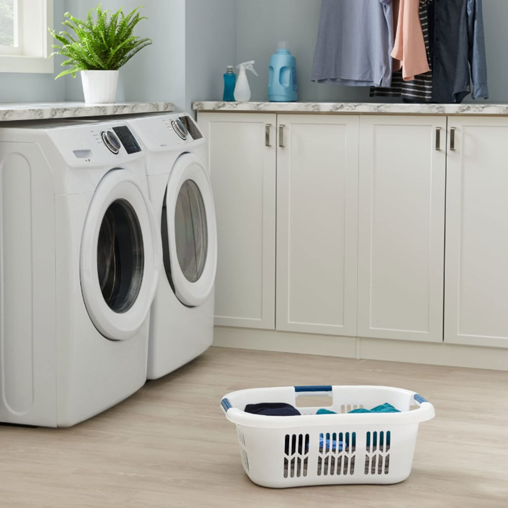 Rubbermaid Laundry Basket XL Hip-Hugger Basket 2.1-Bushel White Laundry