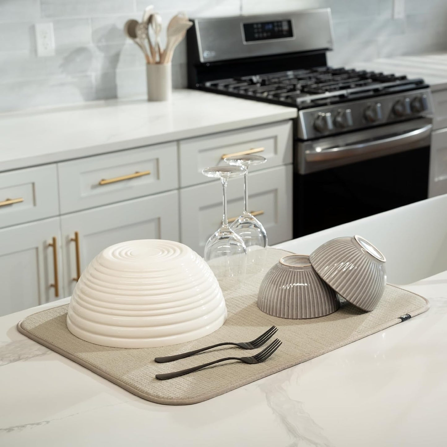 S&T INC. Dish Drying Mat XL, 18” x 24”, Absorbent Microfiber Kitchen Counter Mat, Dish Drying Pad for Dishes, Utensils, Pots and Pans, Extra Large, Pure Cashmere