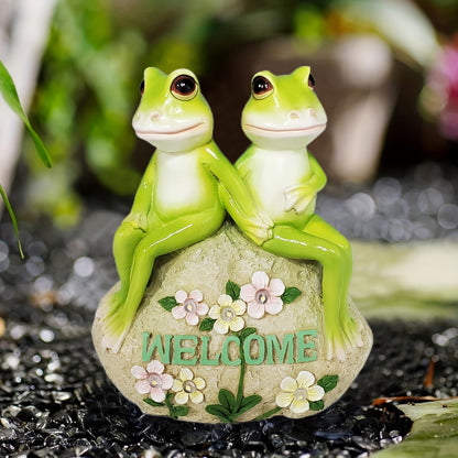 Solar Powered Frog Couple Statue with LED Lit Flowers Welcome Sign 7-Inch Tall Resin Garden Decor Romantic Ornament Gift for Porch Patio Housewarming Wedding Outdoor Decor