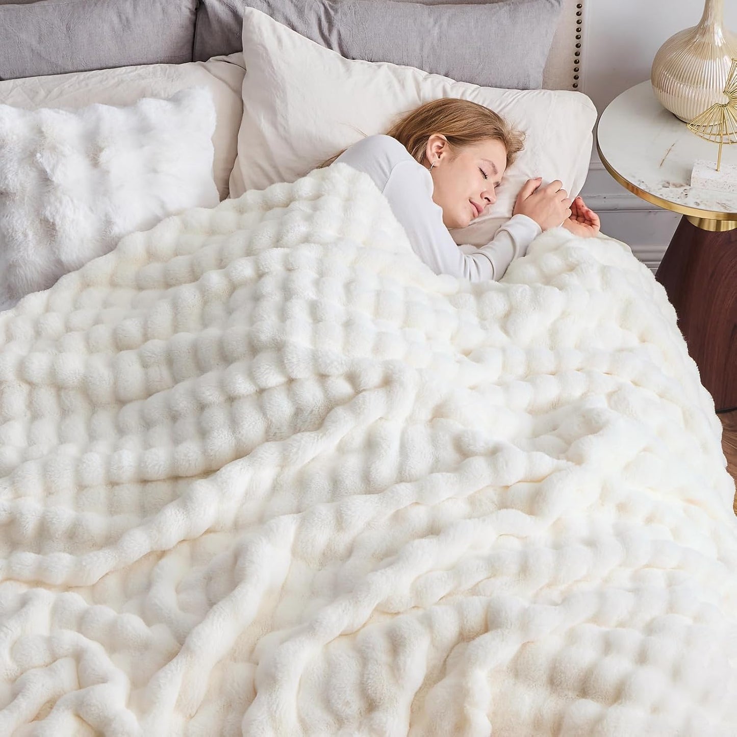 NEWCOSPLAY Faux Fur Throw Blanket Ivory Bubble Blanket Thick Warm Soft for Couch Sofa Bed 550GSM (Ivory, Throw(50"x60"))