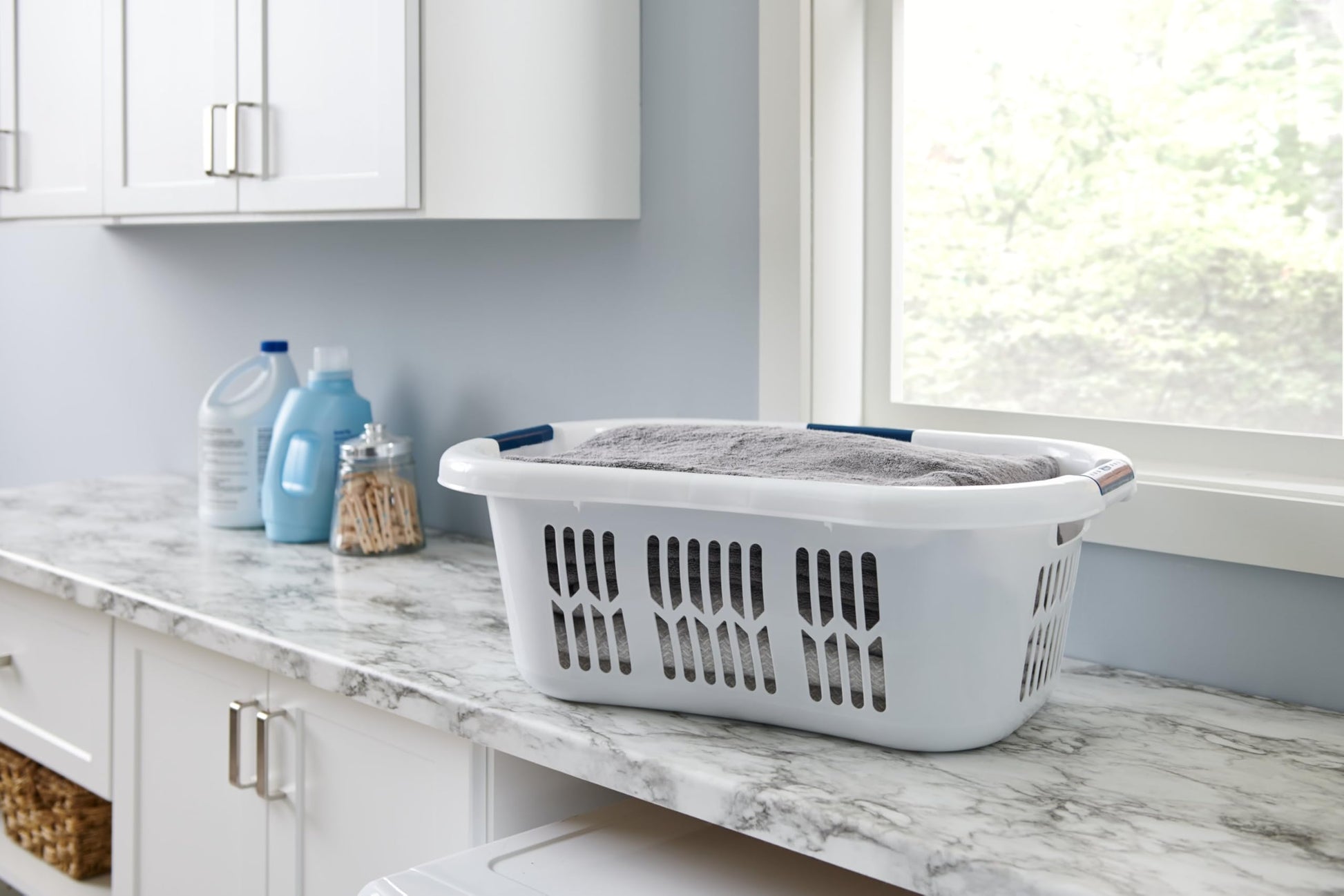 Rubbermaid Large Hip-Hugger Laundry Basket/Hamper, 1.5-Bushel, White, Stackable Storage