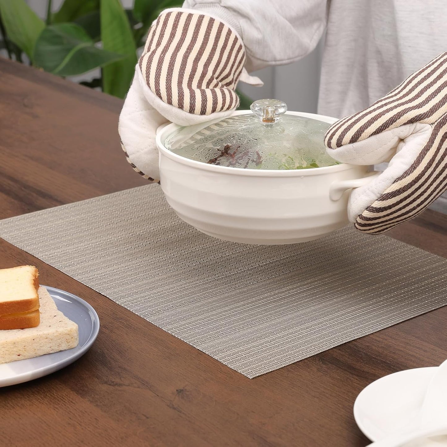 Myir JUN Placemats Set of 8, Vinyl Woven Placemats Place Mats Indoor Set of 8 Washable Table Mats Non-Slip Place mats for Dining Table (Golden Silver, Set of 8)