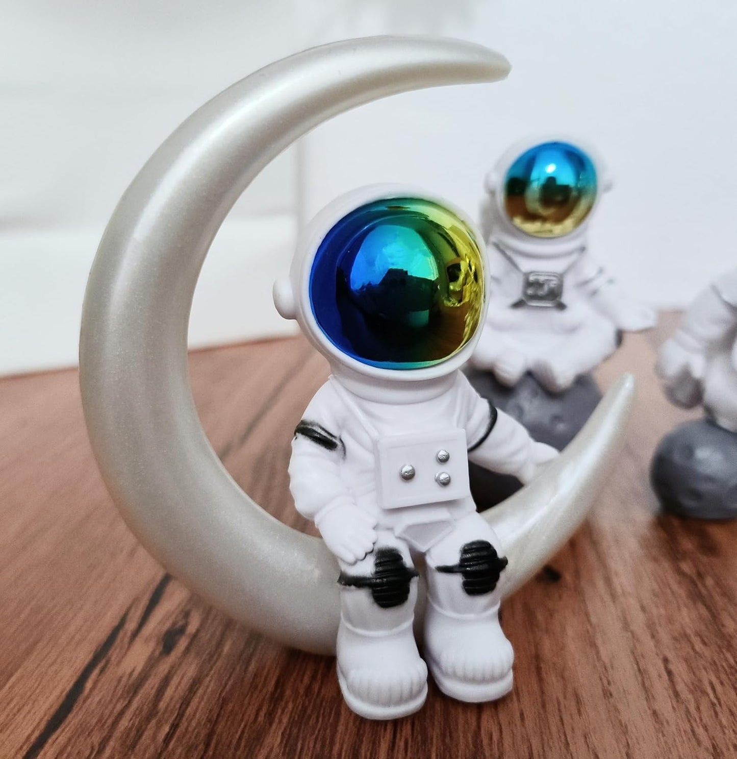 Gradient Astronaut Statues Set of 4, Spaceman Figurines Space Theme Party Nursery Home Office Decor