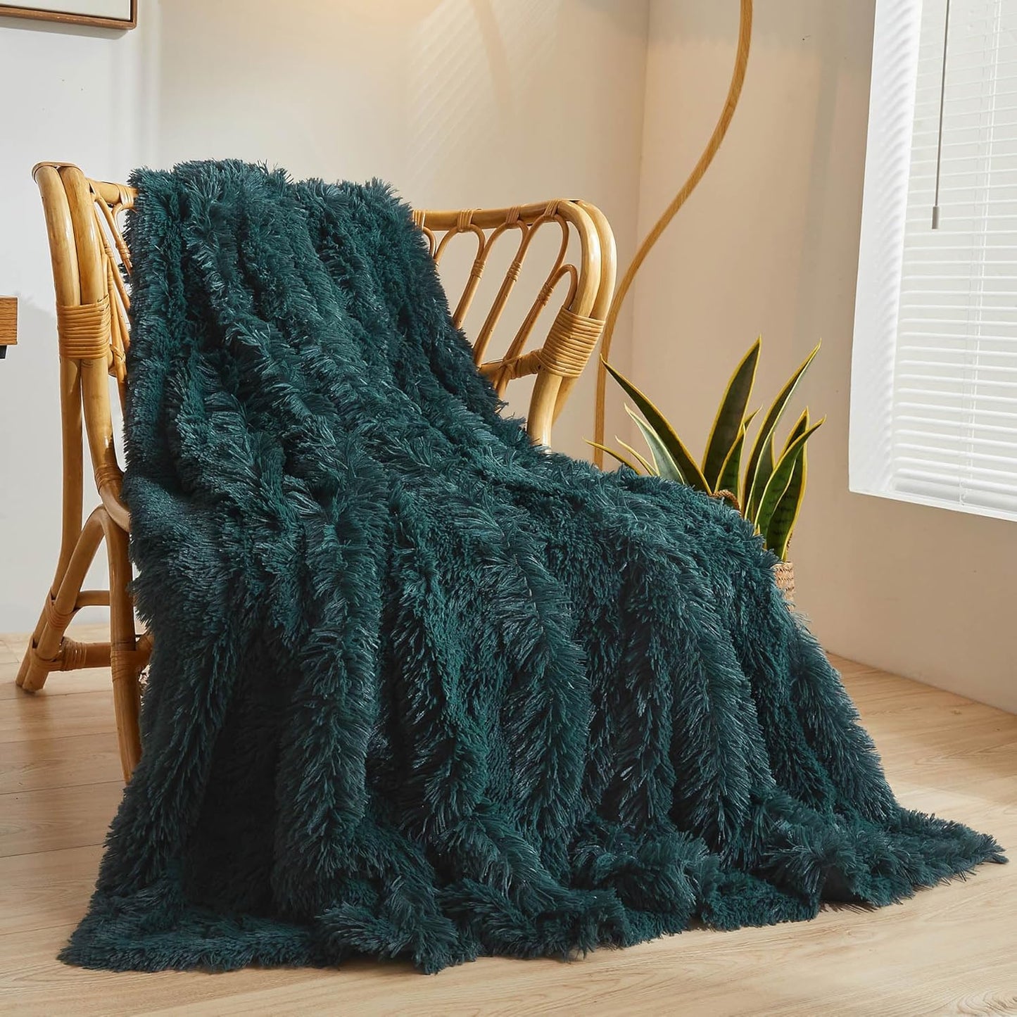 XeGe Luxury Faux Fur Throw Blanket, Deep Green Soft 50x60 Fluffy Blanket Throw, Shaggy Plush Decorative Couch Blanket, Cute Furry Throw Fuzzy Office Lap Blanket for Bedroom Living Room Dark Green