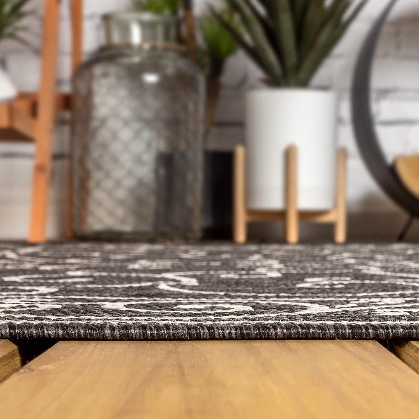 JONATHAN Y Vintage Filigree Indoor Outdoor Round Area Rug 5 Ft Black/Gray, Charleston Textured Weave for Backyard, Patio, Porch, Easy-Cleaning, High Traffic, Pet-Friendly, Non-Shedding (SMB106G-5R)