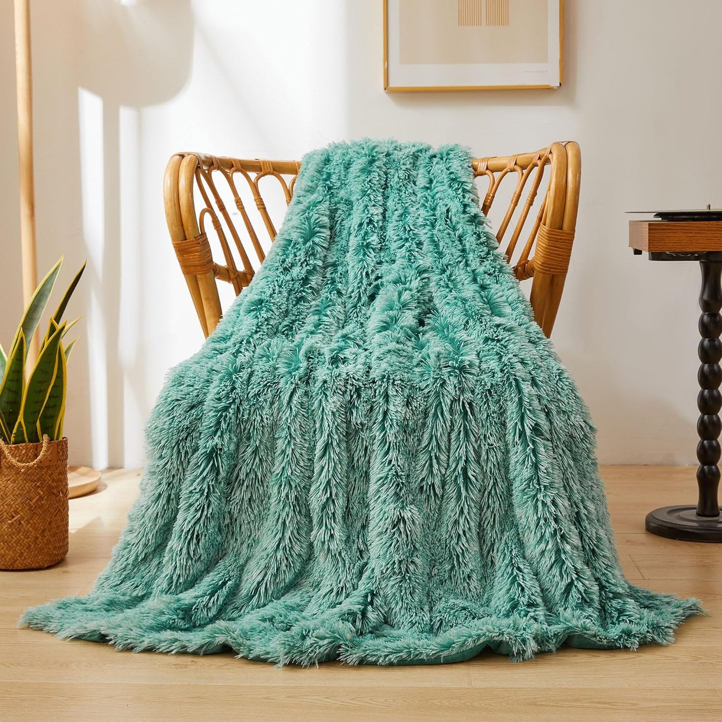 XeGe Luxury Fluffy Throw Blanket, Emerald Green Soft 50x60 Faux Fur Blanket Throw, Shaggy Plush Decorative Couch Blanket, Cute Furry Throw Fuzzy Blanket for Sofa Bed, Ombre Emerald Green