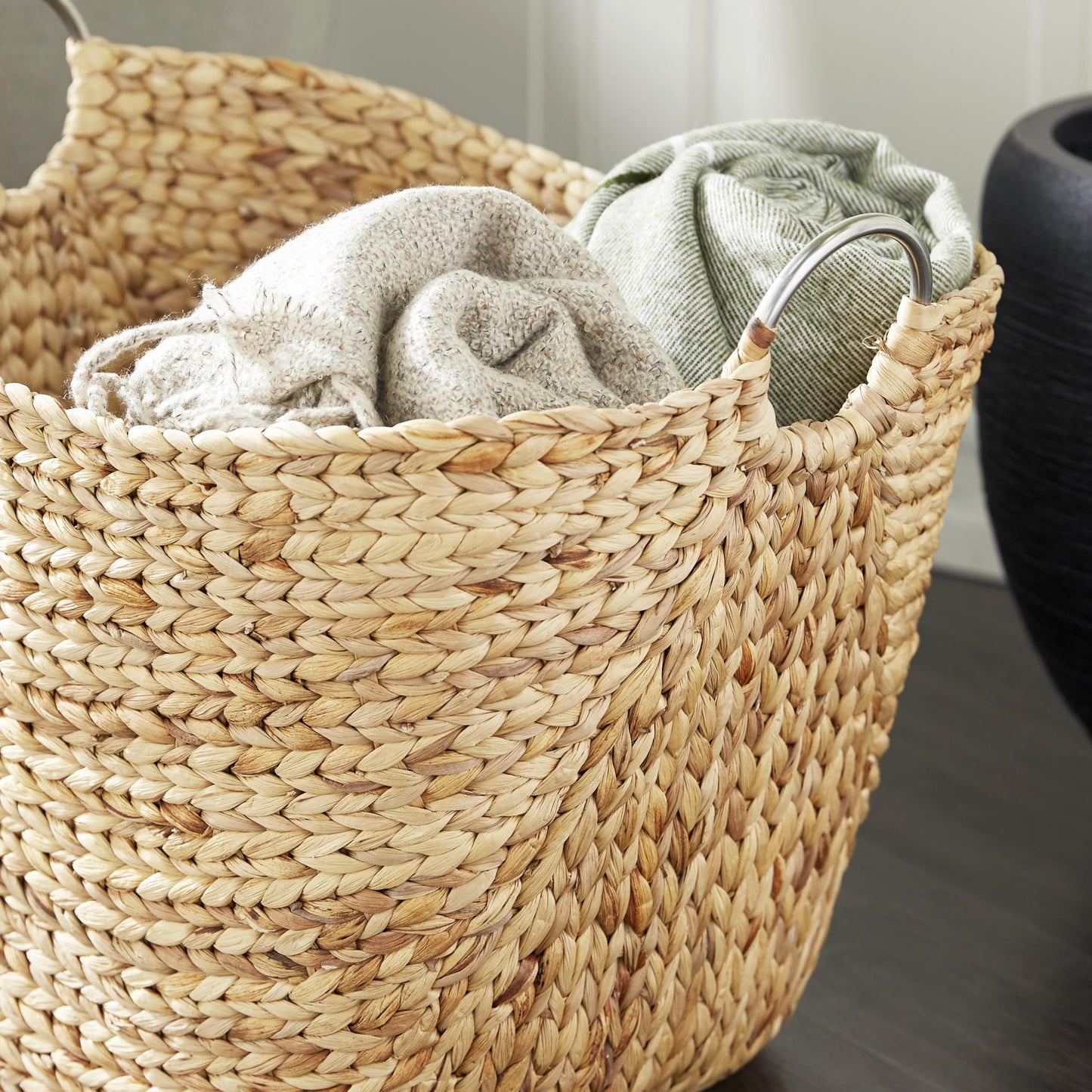 Deco 79 Seagrass Handmade Decorative and Functional Storage Basket Large Woven Basket Organizer