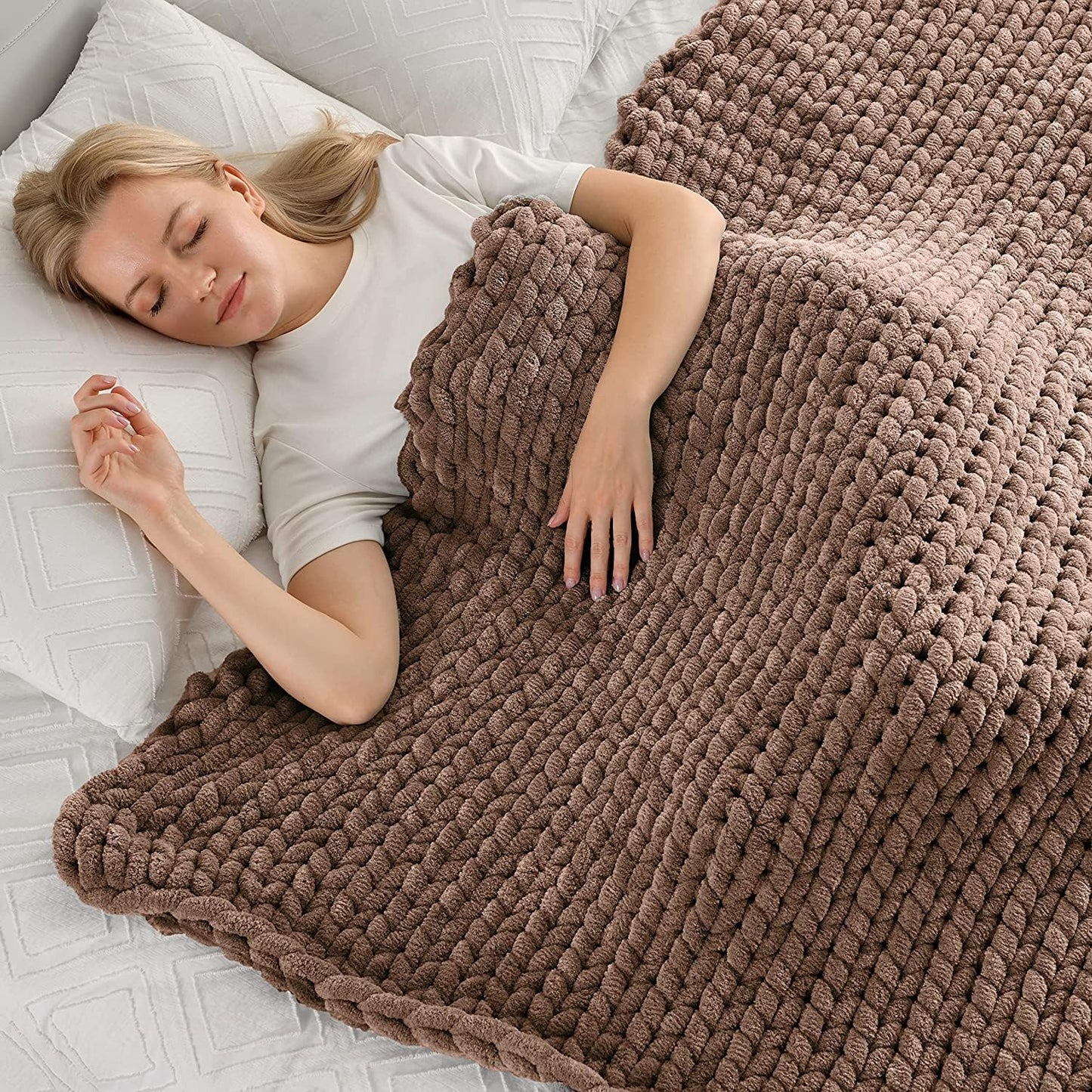 Maetoow Tighter Version Chenille Chunky Knit Blanket Throw （60×80 Inch）, Handmade Warm & Cozy Blanket Couch, Bed, Home Decor, Soft Fleece Banket, Boho Thick Blankets and Giant Yarn Throws，Brown