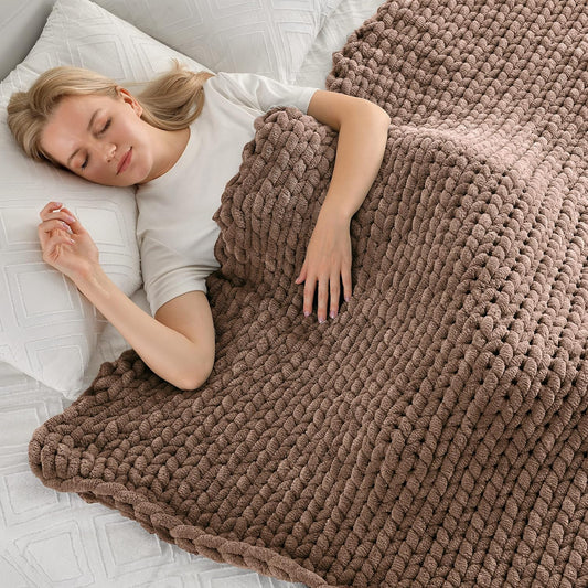 Maetoow Tighter Version Chenille Chunky Knit Blanket Throw （50×60 Inch）, Handmade Warm & Cozy Blanket Couch, Bed, Home Decor, Soft Fleece Banket, Boho Thick Blankets and Giant Yarn Throws，Brown